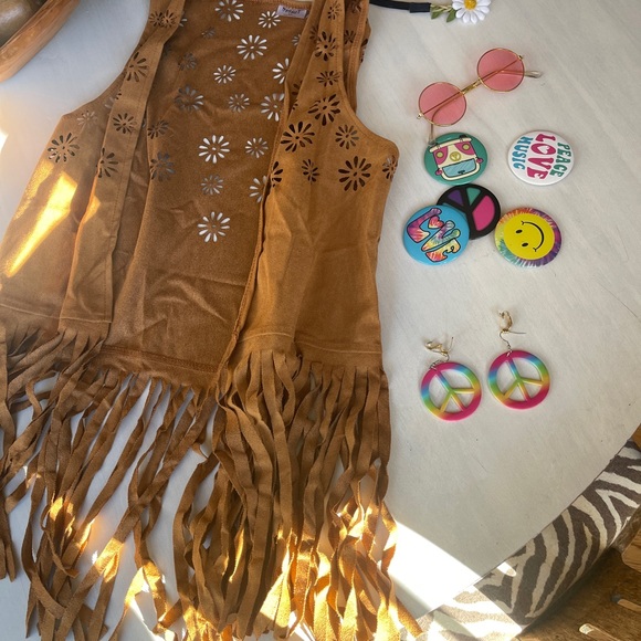 Spirit Tan Floral Cutout Vest - Picture 4 of 4